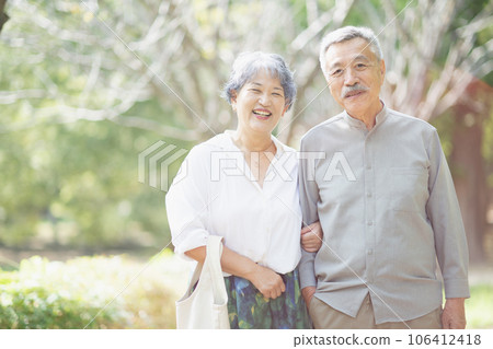 Senior couple with cuddling smile 106412418