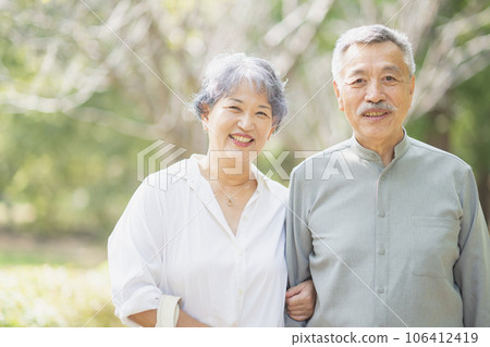 資深加上擁抱的微笑 106412419