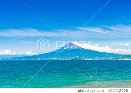 (Shizuoka Prefecture) From the coast of Nishiizu, Mt. Fuji in summer 106412496
