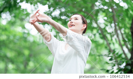 森林沐浴綠色女性美麗 106412534