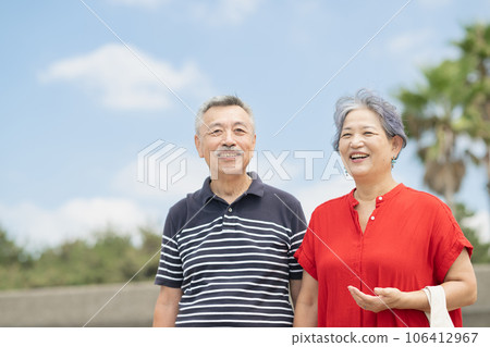 享受旅行的資深夫婦 106412967