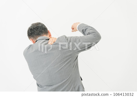 商人肩膀僵硬按摩背部 商人肩膀僵硬按摩背部 106413032