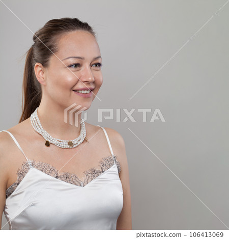 Pearl necklace on neck of beautiful woman Pearl necklace on neck of beautiful woman 106413069