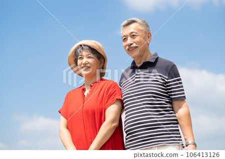 Senior couple enjoying a trip 106413126