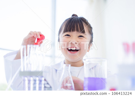 Elementary school girl studying science 106413224