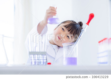 Elementary school girl studying science 106413229