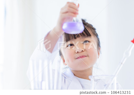 Elementary school girl studying science 106413231