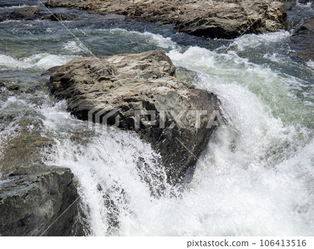 The flow of the Kako River in Toryu-nada (Kato City, Hyogo Prefecture). The flow of the Kako River in Toryu-nada (Kato City, Hyogo Prefecture). 106413516