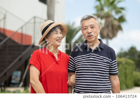 享受旅行的資深夫婦 106413724