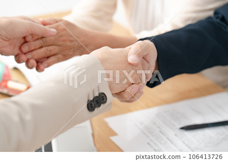 為生命終結做準備的老年夫婦握手 106413726