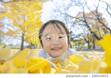 Boys playing in autumn park 106414072