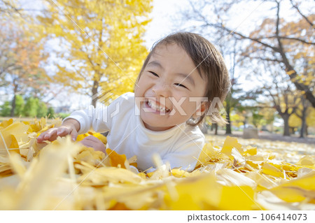 Boys playing in autumn park 106414073