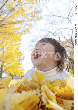 Boys playing in autumn park 106414075