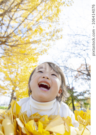 Boys playing in autumn park 106414076