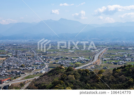 從英野山眺望西條市的城市景觀（愛媛縣西條市） 106414770