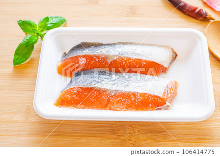 生三文魚的準備：加鹽 106414775