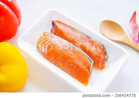Preparation of raw salmon: Add salt Preparation of raw salmon: Add salt 106414778