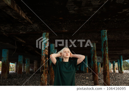 Portrait of young woman outdoor 106416095