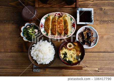 一湯、三菜、煎餃等。 一湯、三菜、煎餃等。 106417790