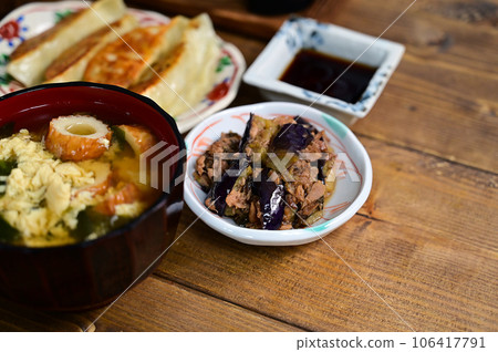 一湯、三菜、煎餃等。 一湯、三菜、煎餃等。 106417791