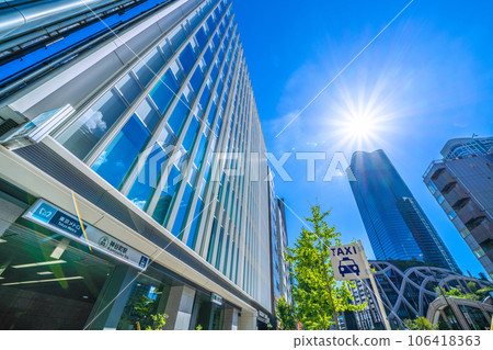日本東京城市景觀神谷町站和麻布台山等。 106418363