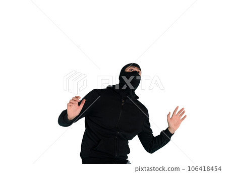 Thief with balaclava acts in silence to steal apartments with wire cutters in hand 106418454