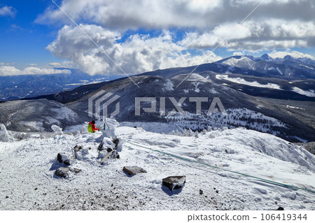 Severe winter scenery seen from the southern peak of Mt. Kitayokodake (Mt. Ameike, Mt. Shimakare, towards Minami Yatsugatake) 106419344