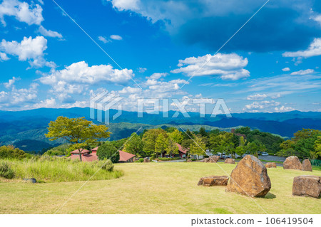 從兵庫縣西播磨展望公園眺望夏季的中國山脈群山 從兵庫縣西播磨展望公園眺望夏季的中國山脈群山 106419504