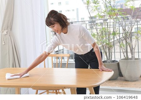 一個女人用布擦桌子 106419648