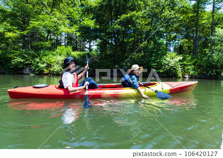 家長和孩子一起享受皮划艇的樂趣 106420127