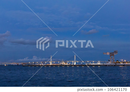 夕陽和燈光的美麗港未來 夕陽和燈光的美麗港未來 106421170