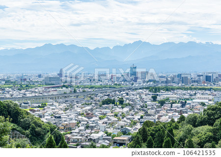 富山縣富山市，以立山山脈為背景的夏季富山車站周邊的城市景觀 106421535