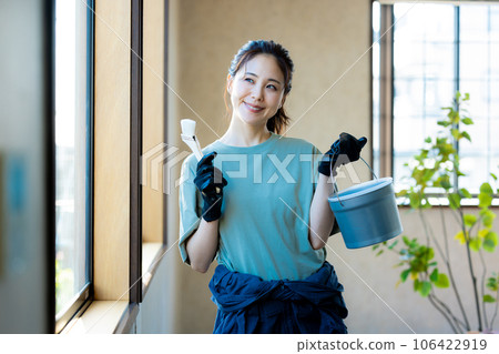 正在塗油漆的女人 106422919