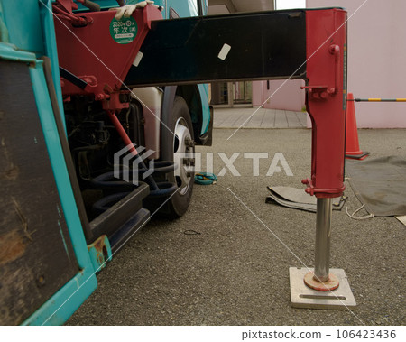 Overhanging outrigger truck machine Overhanging outrigger truck machine 106423436