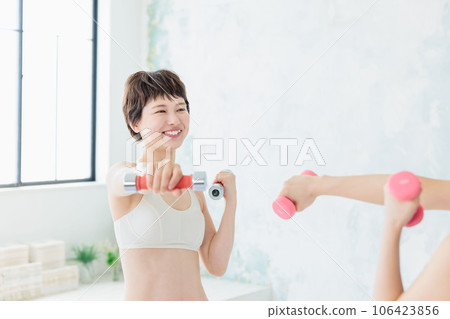 訓練與啞鈴的一個少婦 106423856