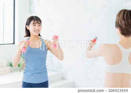 訓練與啞鈴的一個少婦 106423934