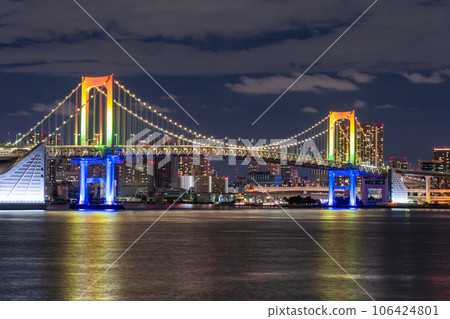 [Tokyo] Night view of Rainbow Bridge, rainbow color light up 106424801