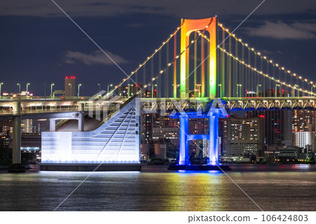 [Tokyo] Night view of Rainbow Bridge, rainbow color light up 106424803