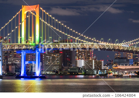 [Tokyo] Night view of Rainbow Bridge, rainbow color light up 106424804