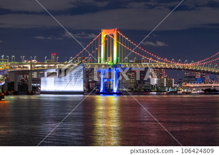 [Tokyo] Night view of Rainbow Bridge, rainbow color light up 106424809
