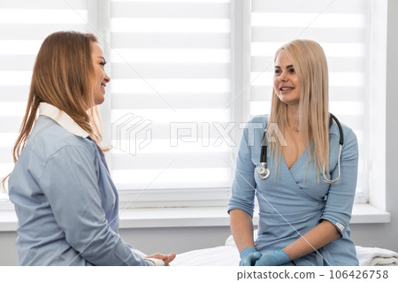 Trust and faith in the future: Demonstrates open discussion between a woman and doctor, which strengthens confidence in correctness chosen treatment paths. Women's Health Clinic, cancer diagnosis Trust and faith in the future: Demonstrates open discussion between a woman and doctor, which strengthens confidence in correctness chosen treatment paths. Women's Health Clinic, cancer diagnosis 106426758
