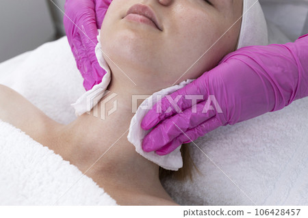 Cropped Cosmetologist Clears Skin Of Neck And Face Of Pretty Woman Before Beauty Procedure, Rejuvenation In Spa Saloon. Patient Getting Needle Mesotherapy, Flatly Skincare. Horizontal Plane 106428457
