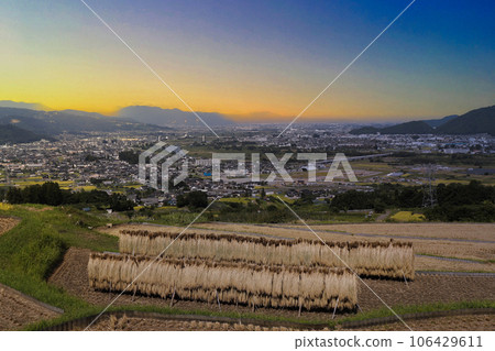黃昏時從梯田看到的鄉村 106429611