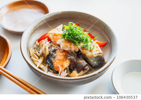 黃油炒蘑菇和三文魚，加入大量青紫蘇 106430537