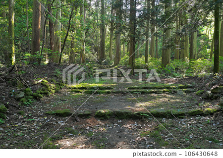 [Wanibuchi Temple (approach to Ukino Falls and Zao-do Hall)] Bessho-cho, Izumo City, Shimane Prefecture 106430648