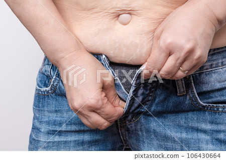 [Overweight housewife who can't close the buttons of her jeans] 106430664