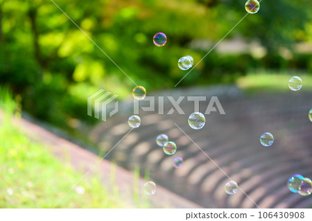Soap bubbles at the stage plaza in the park 106430908