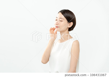 A middle-aged woman who does skin care 106431067