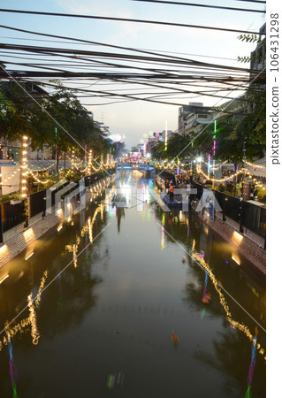 Ong Ang Canal and illuminated Walking Street beautiful on Loi Krathong day It is another tourist attraction for both Thai and foreign tourists. Ong Ang Canal and illuminated Walking Street beautiful on Loi Krathong day It is another tourist attraction for both Thai and foreign tourists. 106431298