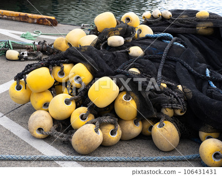 千葉縣漁港堆積的漁網 106431431